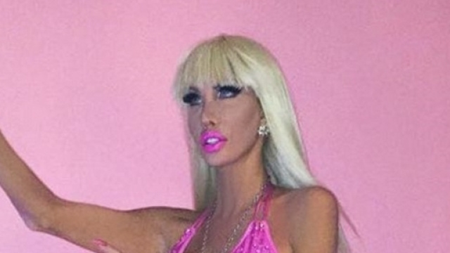 Nikki ha speso un milione di dollari per assumere le sembianze della Barbie umana.