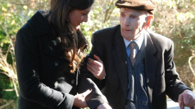 Truffavano gli anziani pr strada.