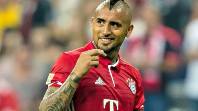 Watch Arturo Vidal hit a ludicrous trick shot in Bayern Munich ... - foxsports.com