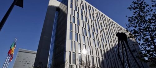 A professor at USC suffered an "episode," telling her students there was an active shooter on campus [Image: YouTube/Los Angeles Times]