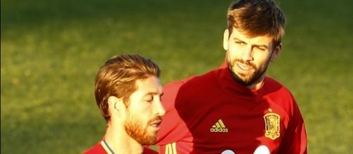 Risas y buen rollo entre Piqu&eacute; y Ramos - mundodeportivo.com