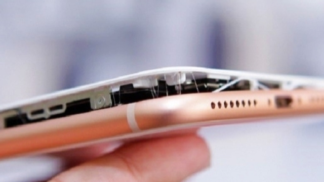 Apple iPhone 8, il display tende a staccarsi per colpa della batteria?