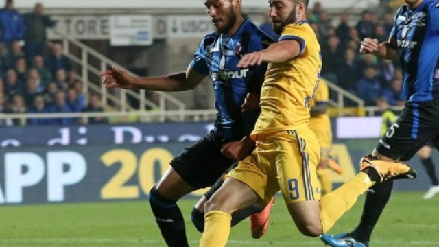 Gonzalo Higuain protegge il pallone da Palomino e firma il momentaneo 2-0 dal limite dell'area piccola - lastampa.it