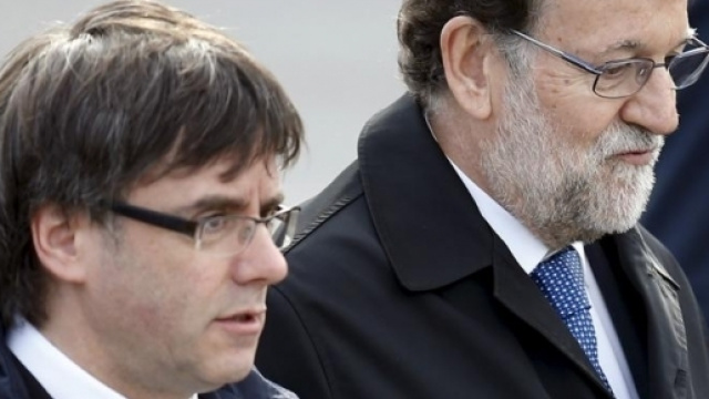 Il Presidente catalano Carles Puigdemont a fianco del premier spagnolo Mariano Rajoy