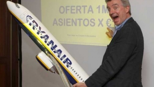 Il presidente di Ryanair Michael O'Leary sembra compiere un gesto eloquente nei confronti dei propri dipendenti