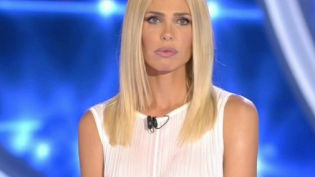 Ilary Blasi: GF Vip, il look total white contro la bufera Russo ... - velvetstyle.it