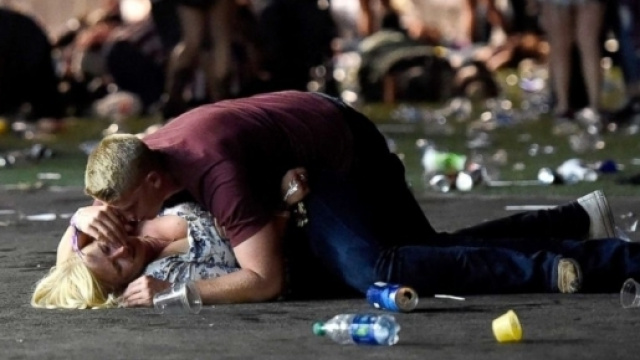 Un giovane soccorre una congiunta colpita durante la sparatoria