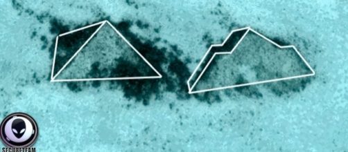 Google Earth image shows pyramid-like structures off the coast of Florida. Image via Secureteam10/Youtube.
