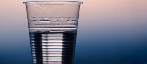 Muitas pessoas pensam que os copos descart&aacute;veis s&atilde;o inofensivos para a sa&uacute;de