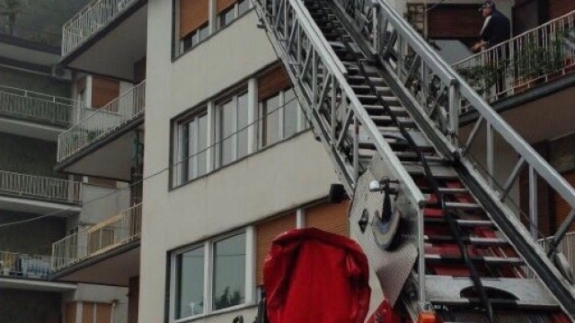 La palazzina a Como dove un pap&agrave; ha dato fuoco alla casa: &egrave; morto con 3 figlie. Foto: Twitter