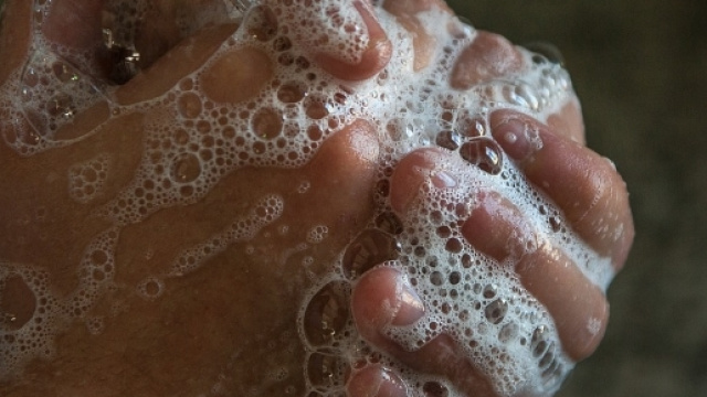 Lavarsi le mani con sapone liquido