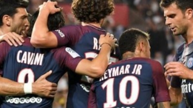 Il Paris Saint Germain festeggia dopo un gol.