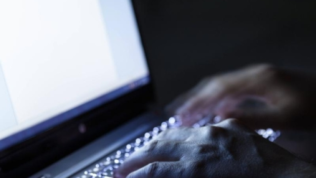 Un 65enne esperto di informatica creava su Facebook falsi profili di belle donne pronte a donarsi per un incontro a pagamento