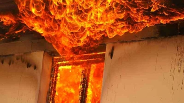 Uomo da fuoco alla propria casa, morte tre bambine