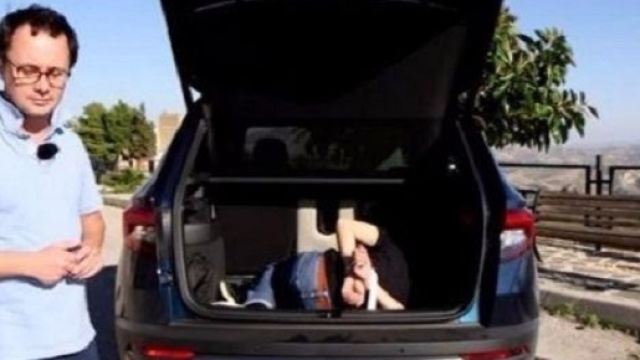 Video di un uomo incaprettato per finta nella macchina