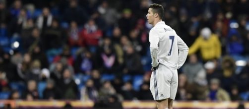 Cristiano Ronaldo con los brazos en jarra en el Santiago Bernab&eacute;u. elbocon.pe