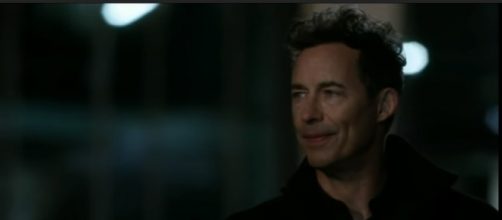 Harrison Wells returns to Earth 1 in "The Flash" season 4 episode 3. (Photo:YouTube/Soboz)