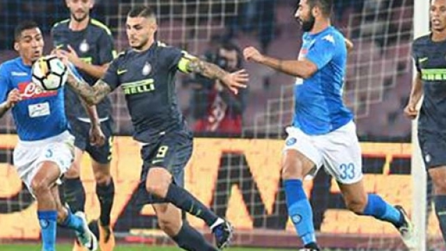 Icardi prova a controllare il pallone tra Allan e Albiol.