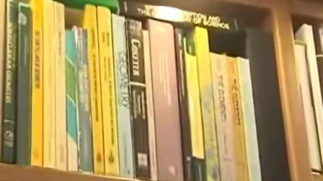 Libri esposti in una biblioteca