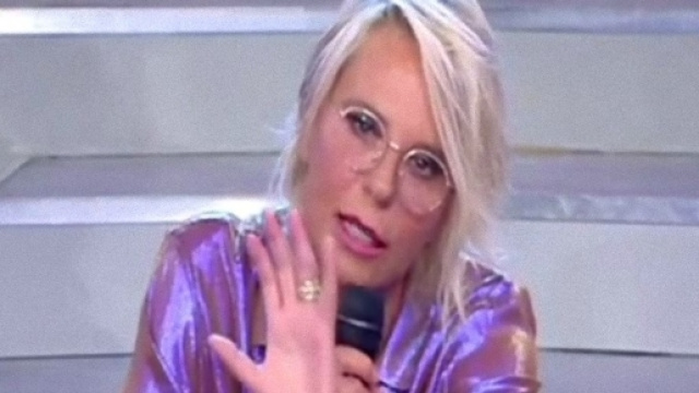 Maria De Filippi perde la pazienza in studio.