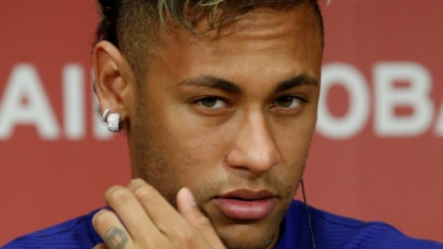 Neymar, geste &agrave; ne pas faire en cas de selfie avec lui