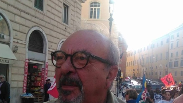 Vauro Senesi durante la manifestazione per i diritti dei rifugiati (Esclusiva Blasting News)