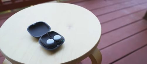 Google&rsquo;s &lsquo;wireless&rsquo; earbuds actually aren&rsquo;t wireless. Image via:The Verge/Youtube screenshot