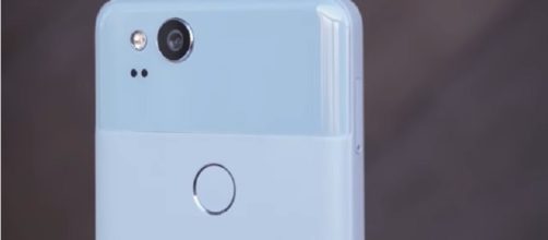 Image via:The Verge/YouTube screenshot. Google responds to Pixel 2 XL screen problem