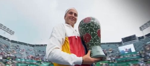Jelena Ostaneko with her trophy after winning in Seoul/ Photo: [Image via WTA Channel/YouTube]