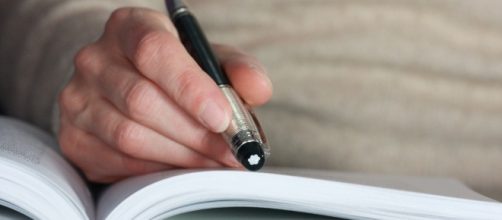 Reading a book / Sebastien Wiertz via Flickr