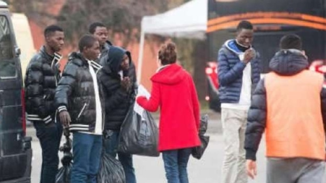 Donne italiane con migranti nel centro di accoglienza