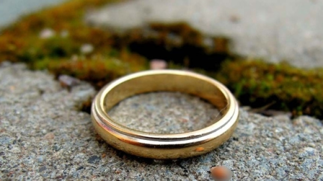 si mette l'anello di matrimonio del padre sui genitali