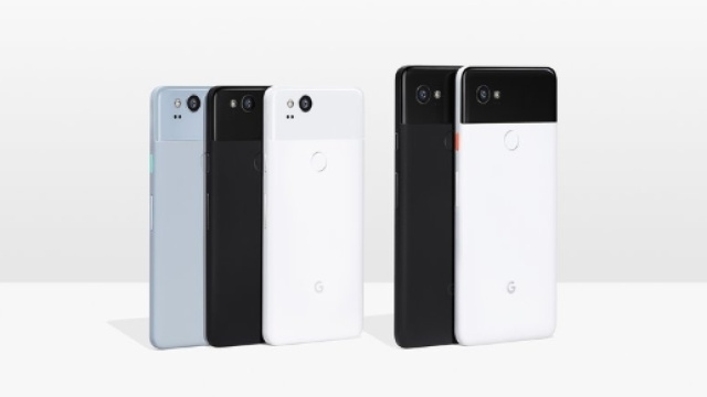 Un&rsquo;immagine commerciale di Google Pixel 2 e Pixel 2 XL con Android Oreo