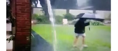 Garoto &eacute; atingido por raio enquanto brincava com guarda-chuva. (Foto: reprodu&ccedil;&atilde;o v&iacute;deo)