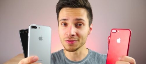 The disappointing sales of the iPhone 8 have pushed Apple to create a new marketing strategy. [Image via EverythingApplePro/YouTube screencap]