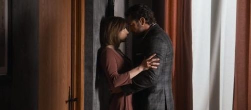 Atores em uma das cenas mais quentes da novela (Foto: Captura de v&iacute;deo)