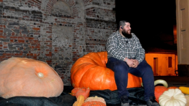 Andrea Bertone,37 anni,con la sua maestosa #zucca durante la diretta Tv a #farigliano.Foto A.Botto