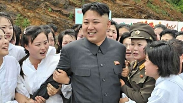 Kim Jong-un circondato dalle sue 'fans'