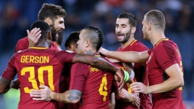 La Roma esulta dopo il rigore di Perotti