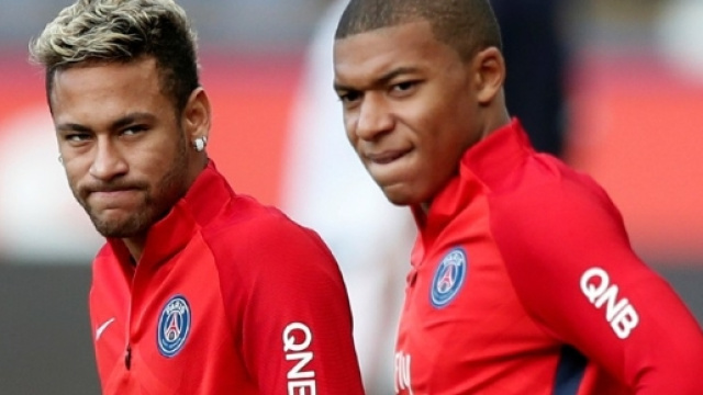 Les deux attaquants parisiens ne respectent pas l'arbitre du Classico