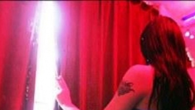 Mogli sorprese a letto con i migranti: alta tensione a Camaiore