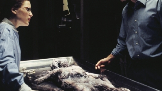 Mulder e Skully alle prese con un misterioso corpo alieno
