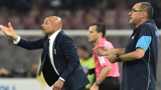 Sarri e Spalletti danno indicazioni durante il big match.