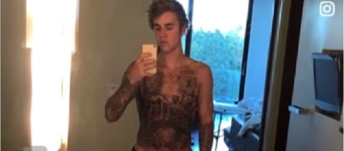 Justin Bieber shows off &lsquo;shocking&rsquo; torso tattoo. Image via Entertainment Tonight/Youtube screenshot