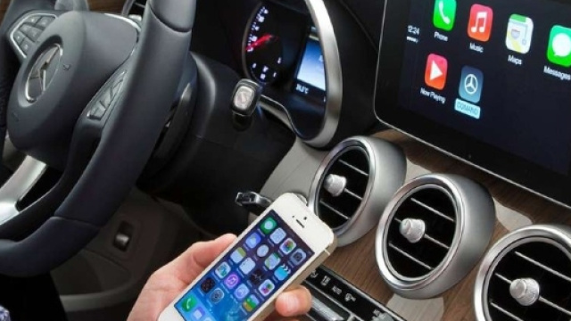 Android Auto e Apple CarPlay: sfida tra pro e contro - Androidiani.com - androidiani.com