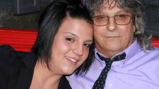 Debora Fuso uccisa dal suo ex fidanzato, con l'amato pap&agrave; Luigi deluso dalla sentenza di ieri. Foto: Facebook.
