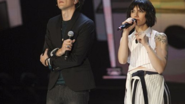 Ermal Meta ed Elisa si esibiscono sulle note di "Piccola anima" ad "Amici".