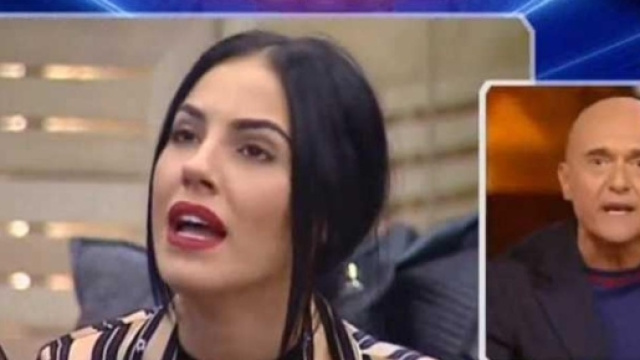 Grande Fratello VIP : lite in diretta Signorini bacchetta Giulia de Lellis