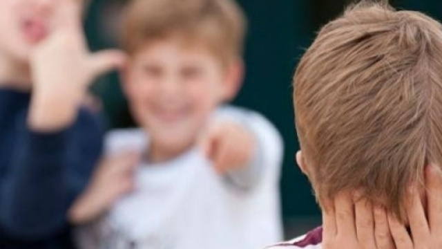 Un bambino mentre viene deriso