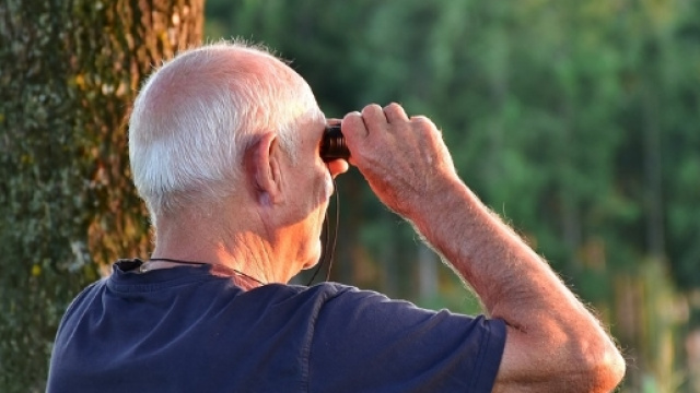 Un lavoratore che guarda con il binocolo (la pensione?)